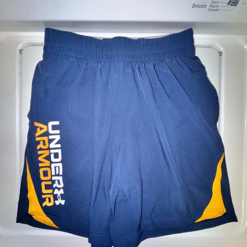 Under Amour Mens Elevated Woven Shorts with Pockets Style 1373727  Sz Small